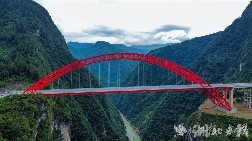湖北日报丨宜来高速鹤峰东段建成鹤峰至张家界15小时抵达(图2)