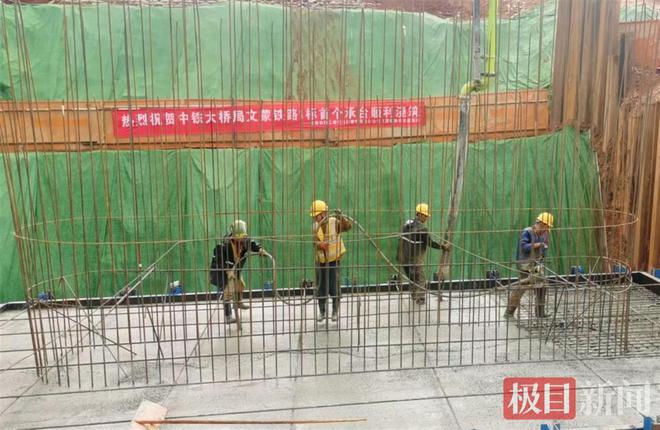 云南新建文蒙铁路首个承台浇筑完成(图2)