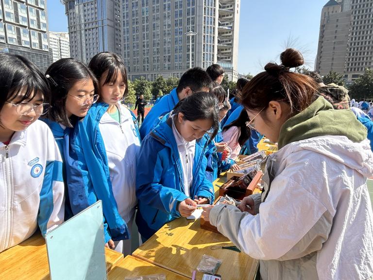 西安分院支持西安市高新一中初级中学科技节活动开展(图2)