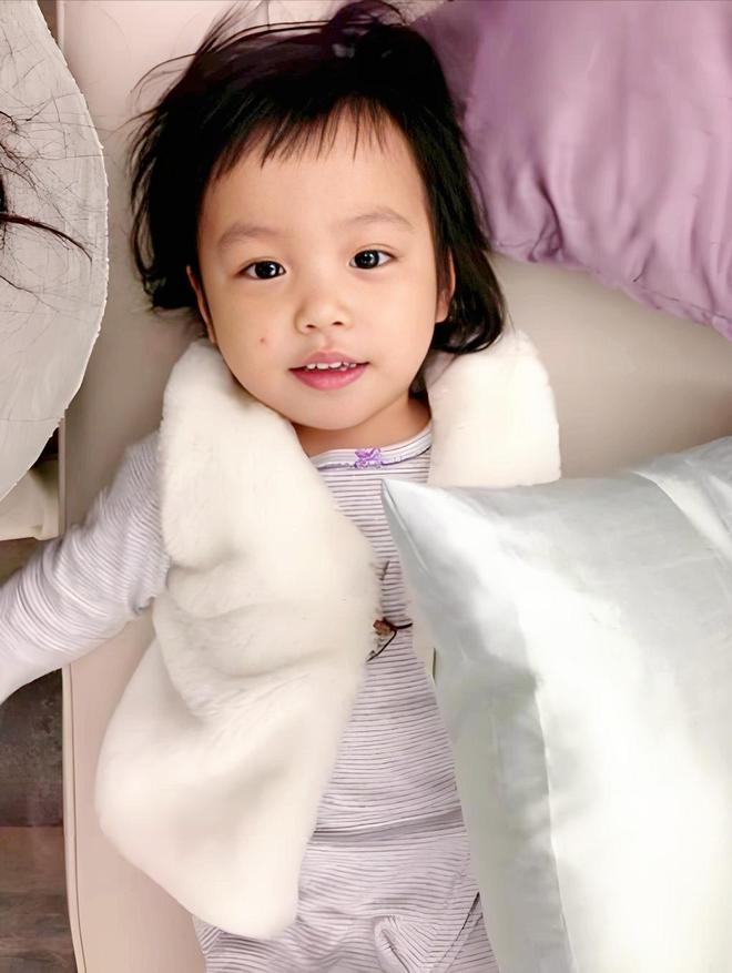 赵薇女儿的5张照片曝光！这位漂亮的小公主笑容背后有眼泪(图2)