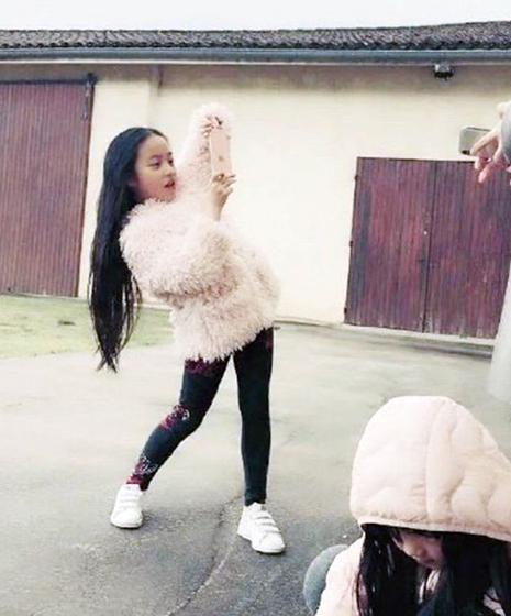 赵薇女儿的5张照片曝光！这位漂亮的小公主笑容背后有眼泪(图3)