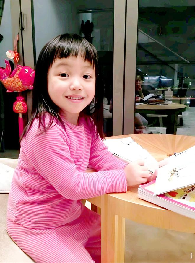 赵薇女儿的5张照片曝光！这位漂亮的小公主笑容背后有眼泪(图5)