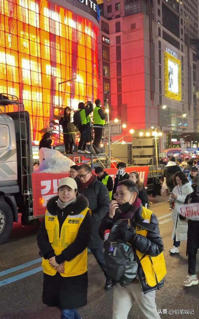 笑死了！韩国内乱大量市民涌上街头网友晒出金正恩的图片(图2)