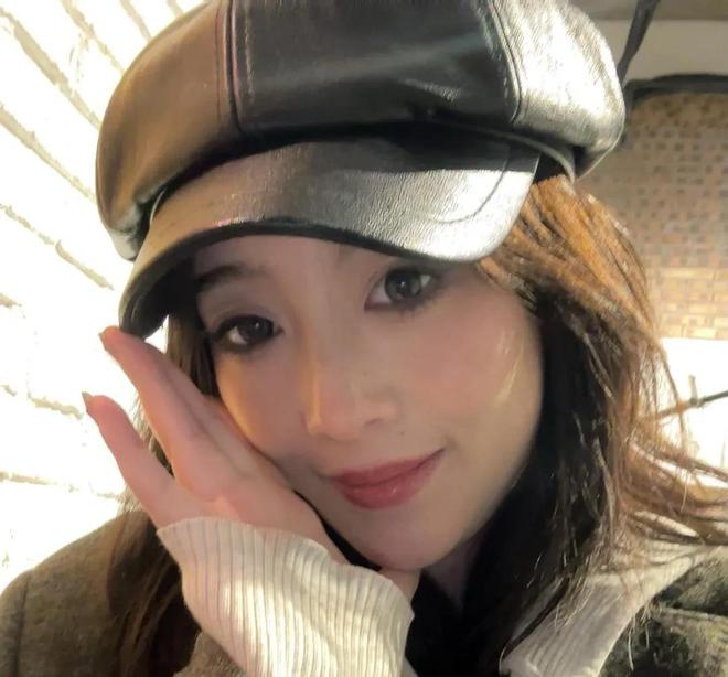 女友和演员王星已经见面晒二人牵手照附文：爱能战胜一切(图3)