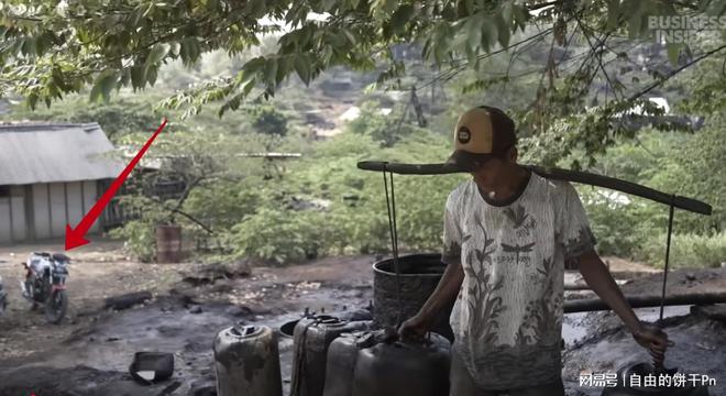 爪哇手工采油奇观：当土地只剩石油这根“救命稻草”(图2)