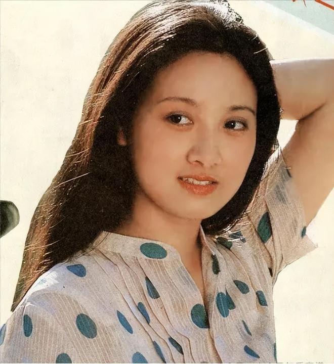 邓婕：离婚协议让她29年无子女继子不争气的她如今过得怎样？(图3)