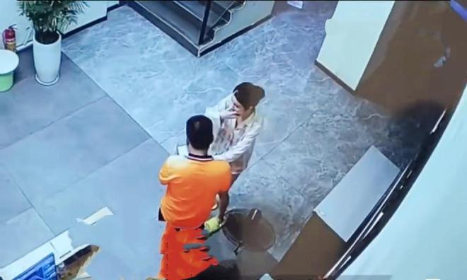 后怕！独居女生用花椒泡脚把自己泡进医院掐人中找邻居求救(图1)