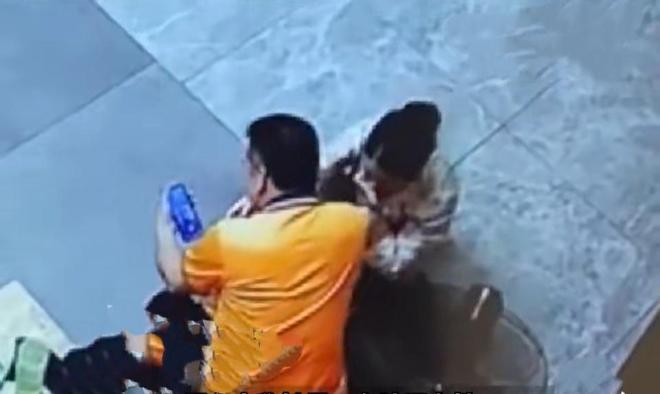 后怕！独居女生用花椒泡脚把自己泡进医院掐人中找邻居求救(图2)